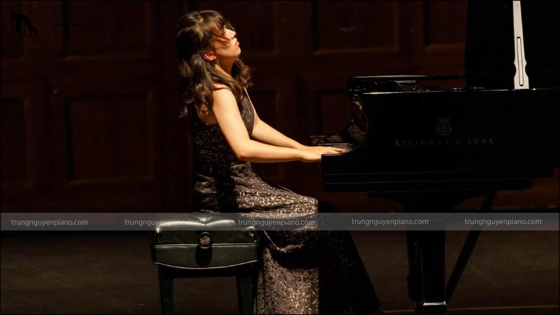 Trong vai trò độc tấu, đàn Piano mang âm hưởng của một dàn nhạc, đầy đủ hòa thanh, tiết tấu, giai điệu