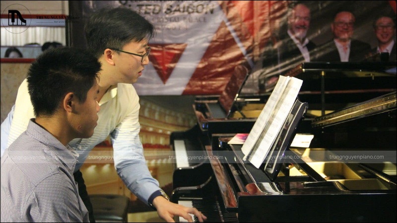 Học đàn piano cùng giáo viên 