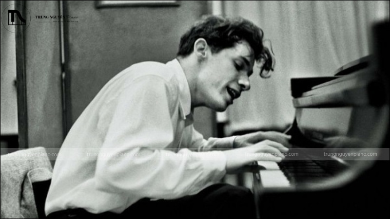 Nghệ sĩ Piano đang chơi độc tấu 