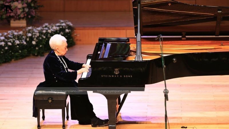 Ảnh Nghệ sĩ Ưu tú Thái Thị Liên biểu diễn piano