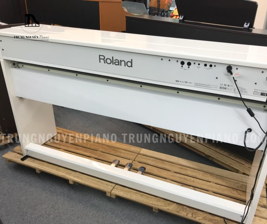 Piano điện Roland DP90S 4 Piano điện Roland DP90S có kích thước nhỏ gọn giúp tiết kiệm không gian