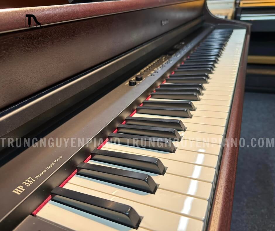 Piano Điện Roland HP337 4 Bàn phím PHA II của Piano Điện Roland HP337 mô phỏng cảm giác chơi của đàn piano acoustic