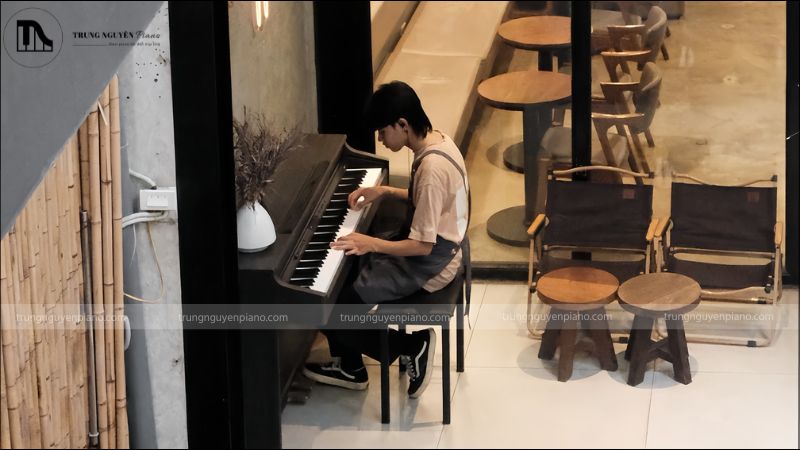 Một không gian có ánh sáng vừa đủ là điều kiện hoàn hảo để nghe piano 