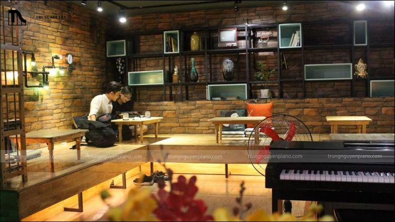 Đàn piano được đặt tại quán cafe
