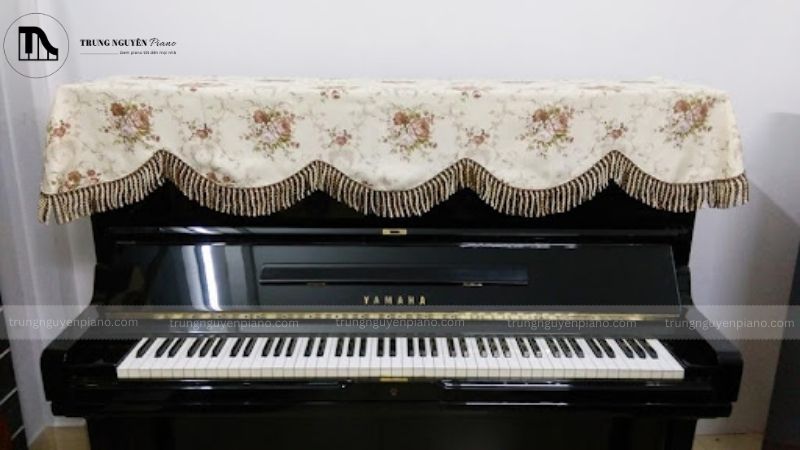 Tổng hợp các phụ kiện đàn piano giúp bảo vệ đàn và nâng cao trải nghiệm 6 Khăn phủ đàn - "Tấm áo choàng" bảo vệ và tăng tính thẩm mỹ (thường chỉ đi kèm với piano cơ)
