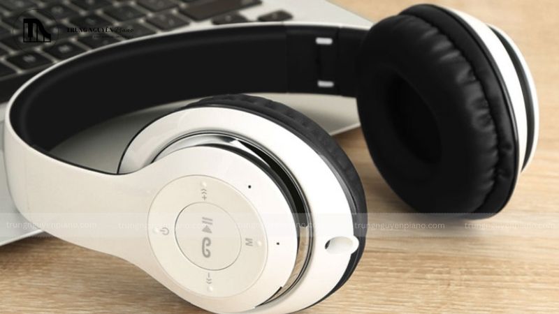Tổng hợp các phụ kiện đàn piano giúp bảo vệ đàn và nâng cao trải nghiệm 10 Tai nghe chụp tai có phần đệm tai bao trùm toàn bộ tai