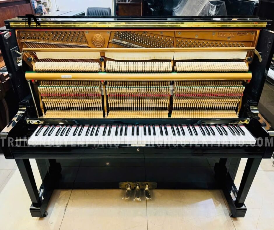 Thùng đàn Đàn Piano Kawai BS20 được làm từ gỗ nguyên khối cao cấp, phủ lớp sơn bóng giúp bảo vệ đàn khỏi các tác động của môi trường và tăng thêm vẻ đẹp thẩm mỹ