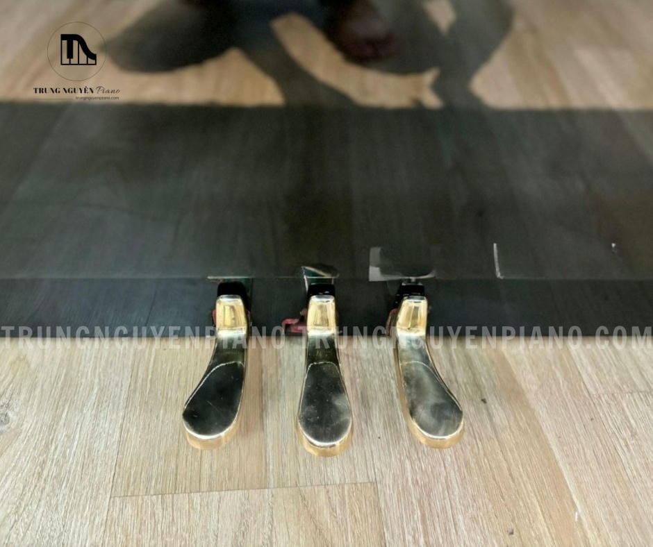 Đàn Piano Kawai SA5E 7 Hệ thống 3 pedal (Soft, Sostenuto, Damper) của đàn Piano Kawai SA5E