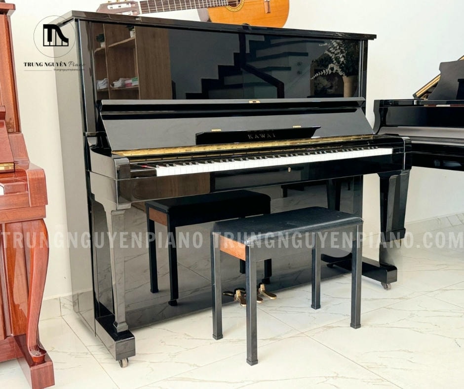 Đàn Piano Cơ Kawai SA7E có lớp vỏ ngoài được làm từ gỗ nguyên khối, thường là gỗ gụ hoặc gỗ óc chó, được hoàn thiện tỉ mỉ với lớp sơn bóng