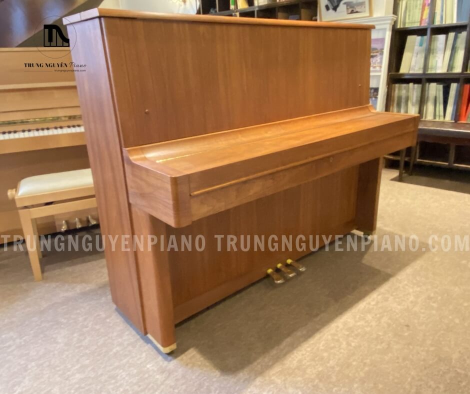 Đàn Piano Yamaha W109B được làm từ gỗ tự nhiên cao cấp, tạo nên vẻ đẹp sang trọng và bền vững