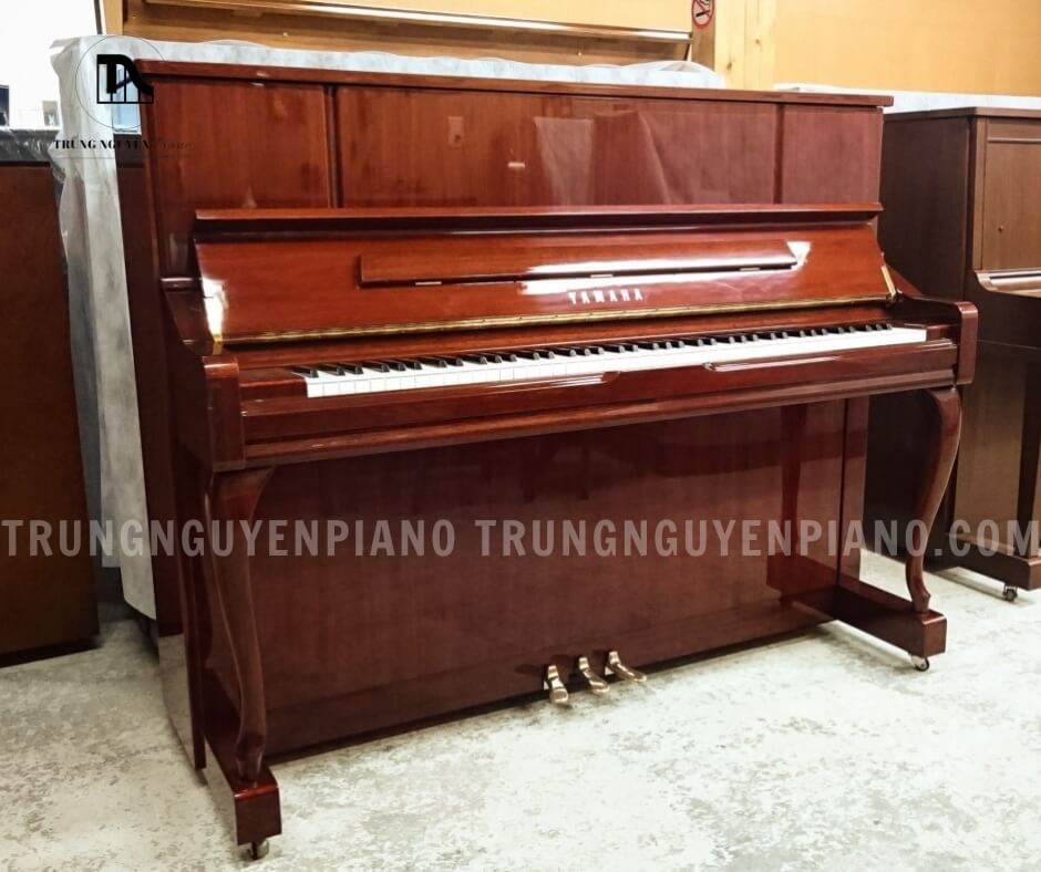 Điểm nhấn của Đàn Piano Yamaha YU10MhC chính là lớp vỏ gỗ gụ Mahogany bóng loáng