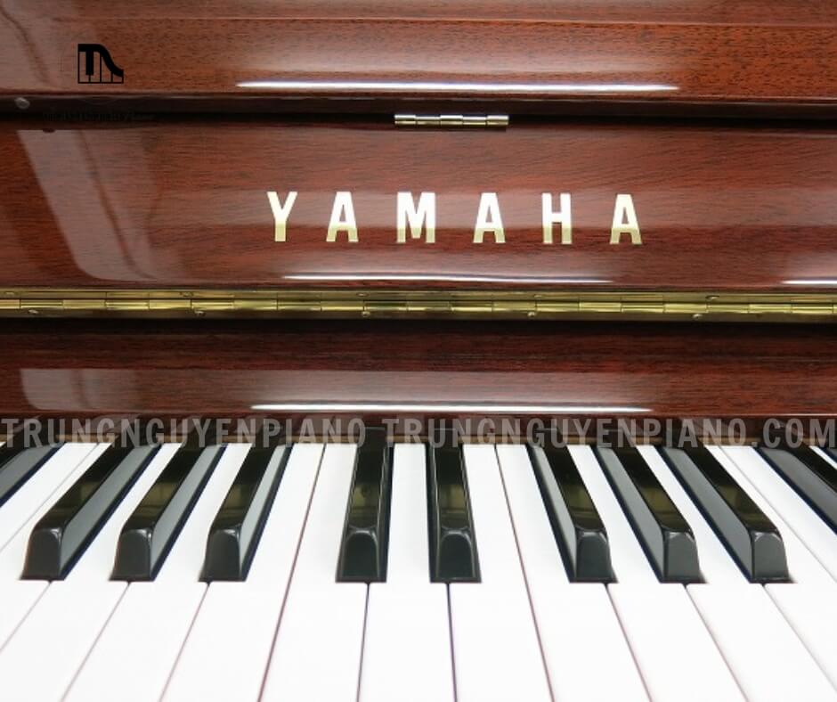 Đàn Piano Yamaha YU10MhC 5 Bàn phím của YU10MhC được làm từ gỗ thông phủ Acrylic (phím trắng) và Phenolic Resin (phím đen)