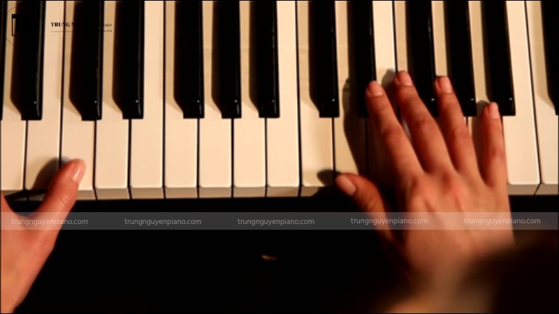 Thường xuyên luyện ngón để thành thao đàn piano hơn