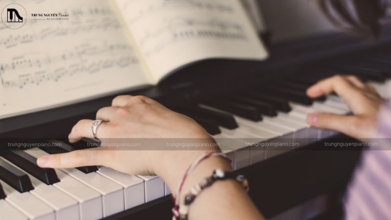 Các quãng 8 trên đàn piano: kiến thức từ a-z cho người mới 6 Lỗi chạm vào các phím đàn không mong muốn