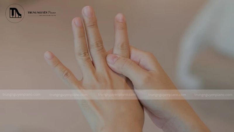 Ngón tay "cứng đờ": Khắc phục thế nào?