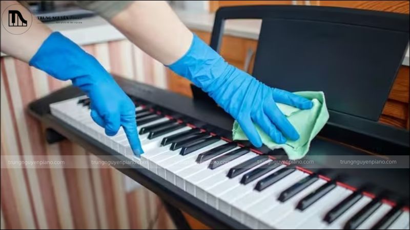 Dùng khăn mềm lau nhẹ nhàng bề mặt các phím đàn để loại bỏ bụi bẩn.