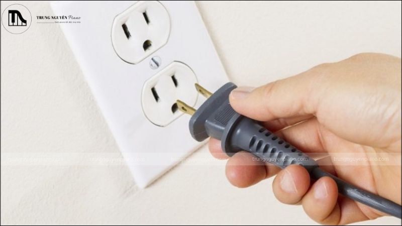 Kiểm tra dây nguồn đã được cắm chặt vào đàn piano điện và ổ cắm điện