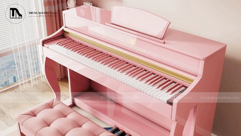 Một cây đàn piano màu hồng trong phòng khách sẽ tạo điểm nhấn sang trọng và phá cách
