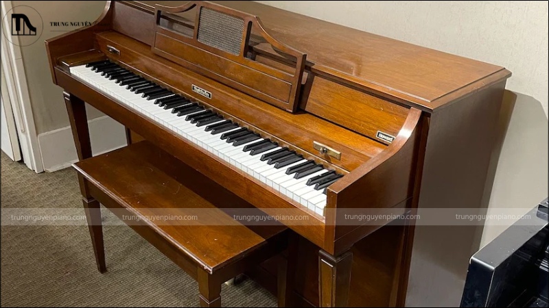 Đàn Piano Spinet là gì? - Ưu và Nhược điểm, có nên mua không? 1 Piano spinet là loại đàn piano cơ nhỏ nhất trong dòng upright piano