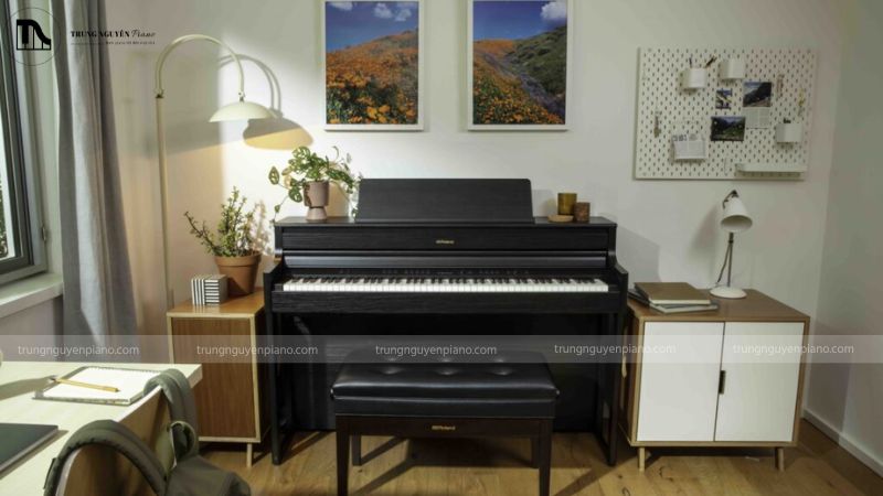 Đàn piano màu đen trong phòng làm việc