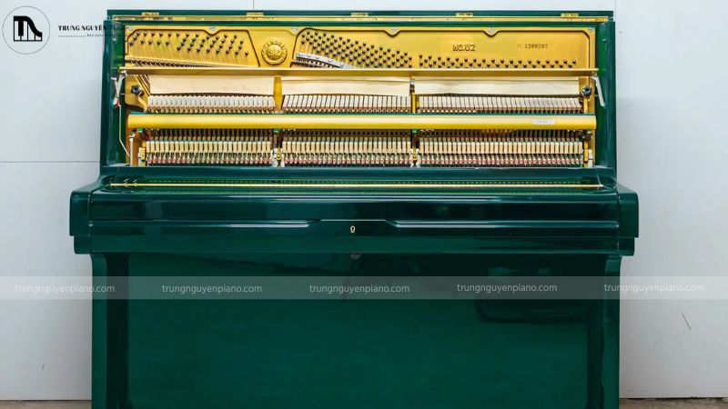 Đàn piano màu xanh lá đậm trong không gian ấm cúng