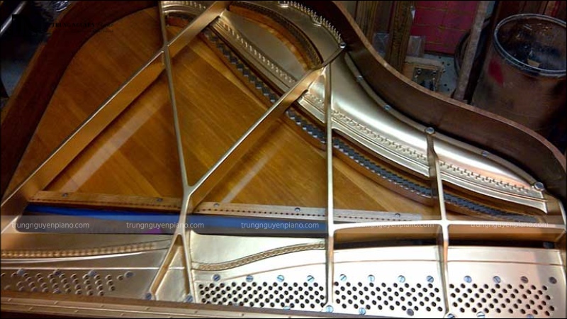 Cách làm đàn piano cơ chi tiết - Quy trình sản xuất tạo nên kiệt tác nghệ thuật 2 Cận cảnh khung đàn Piano