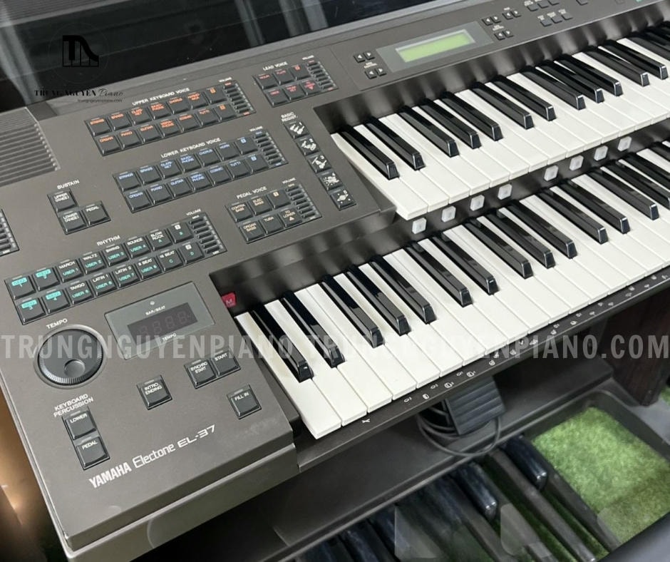 Đàn 2 tầng Electone Yamaha EL37 có 2 tầng bàn phím, mỗi tầng 49 phím (tổng cộng 98 phím) và một bàn phím pedal với 20 phím