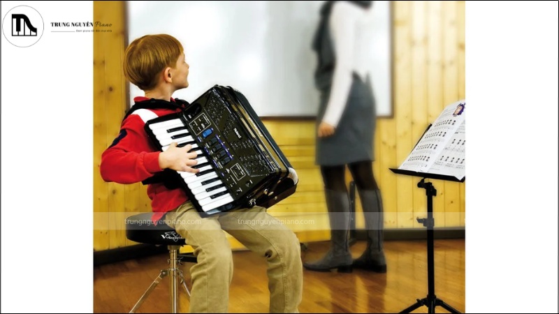 Đàn Accordion Là Gì? Hướng Dẫn Cho Người Mới Bắt Đầu Từ A-Z 6 Tư thế chuẩn khi chơi đàn Accordion