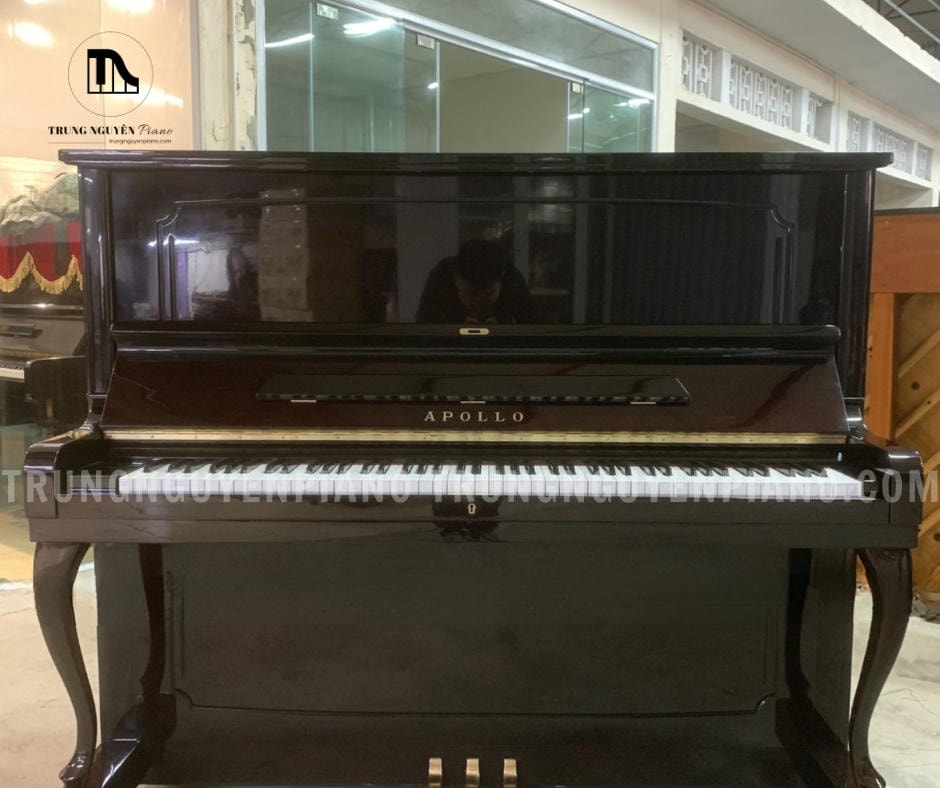 Đàn Piano Cơ Apollo AS300 sở hữu thiết kế cứng cáp, sang trọng, được làm từ gỗ nguyên khối, mang lại vẻ đẹp cổ điển và tinh tế cho không gian