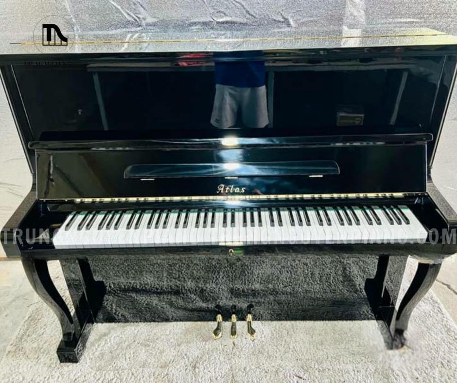 Đàn Piano Atlas A22H được thiết kế theo phong cách cổ điển với chân cong đặc trưng