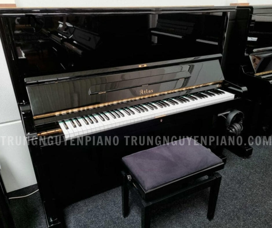 Đàn Piano Atlas A35H được phủ một lớp sơn bóng, tạo nên vẻ ngoài sang trọng