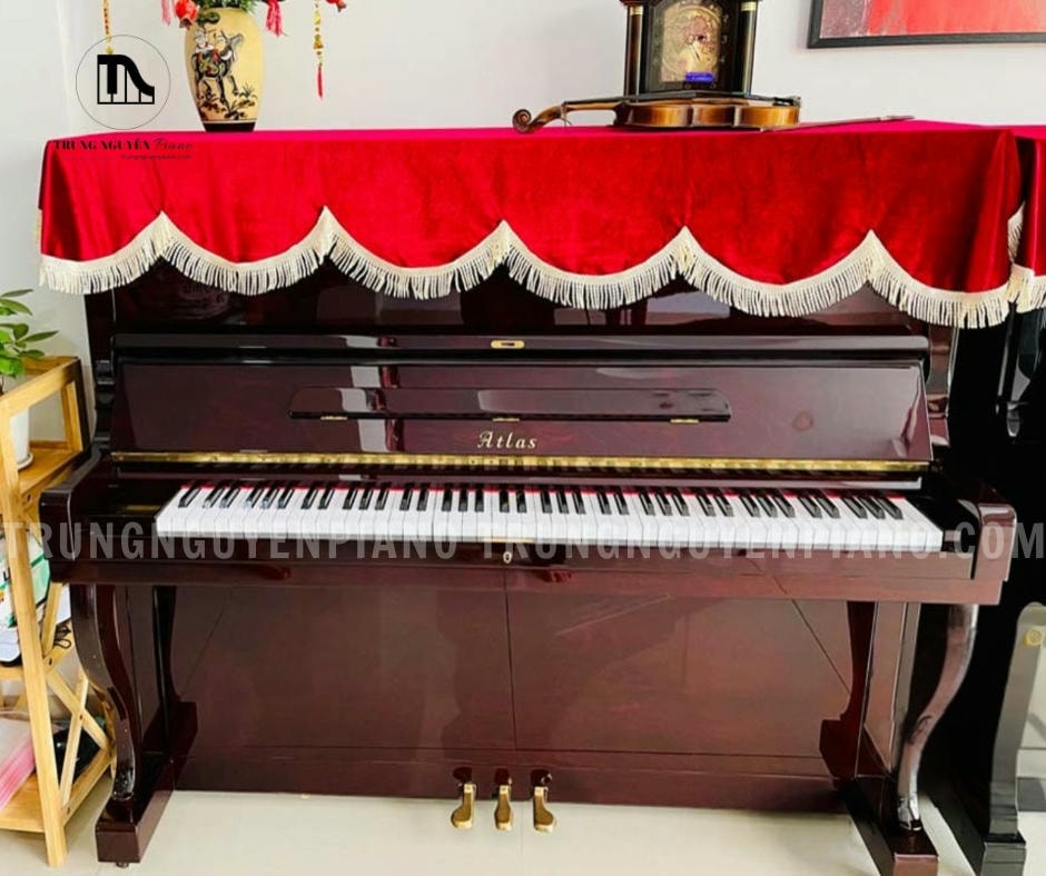Đàn Piano Atlas A55M có mặt trước đàn được trang trí cầu kỳ
