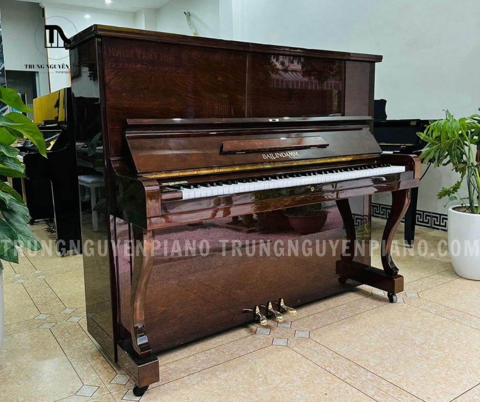Đàn Piano Ballindamm B133 mang thiết kế upright piano cổ điển