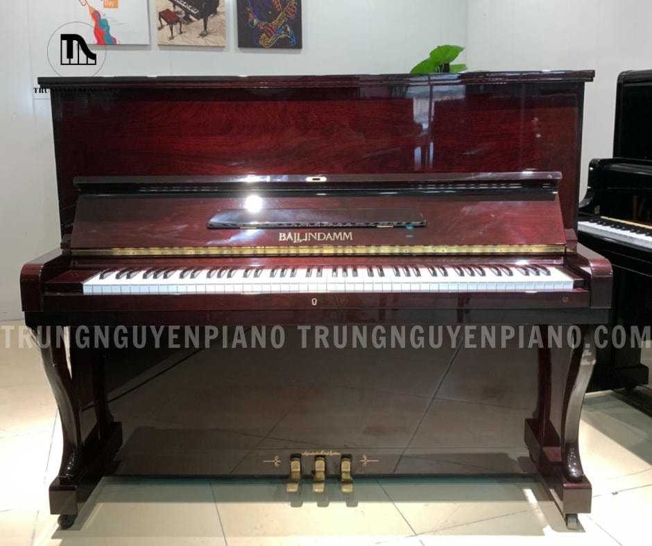 Đàn Piano Ballindamm BU20 mang thiết kế upright piano cổ điển, sang trọng với nước sơn walnut bóng bẩy