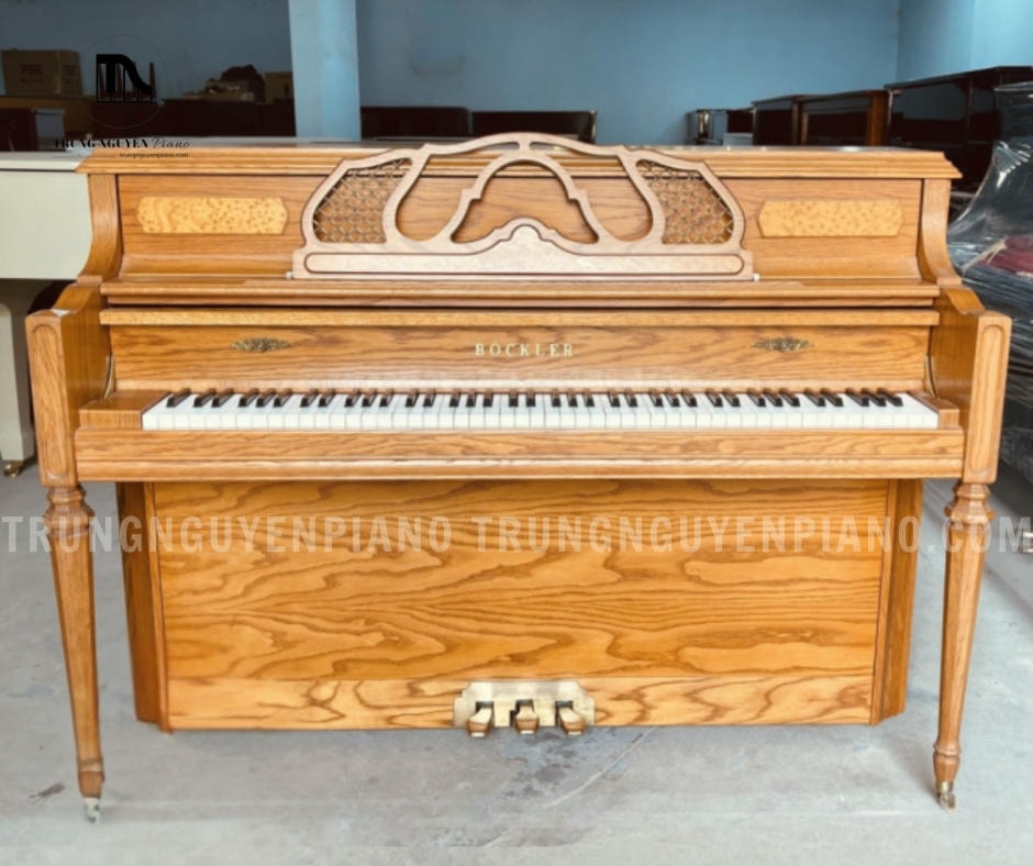 Đàn piano Bockler AH100 được thiết kế theo phong cách cổ điển phương Tây
