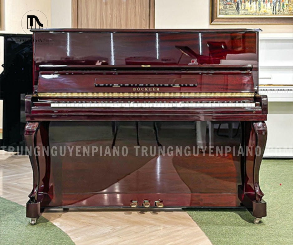 Đàn Piano Bockler AH28 có lớp sơn với màu nâu đen chủ đạo, tạo nên vẻ ngoài ấm cúng và sang trọng