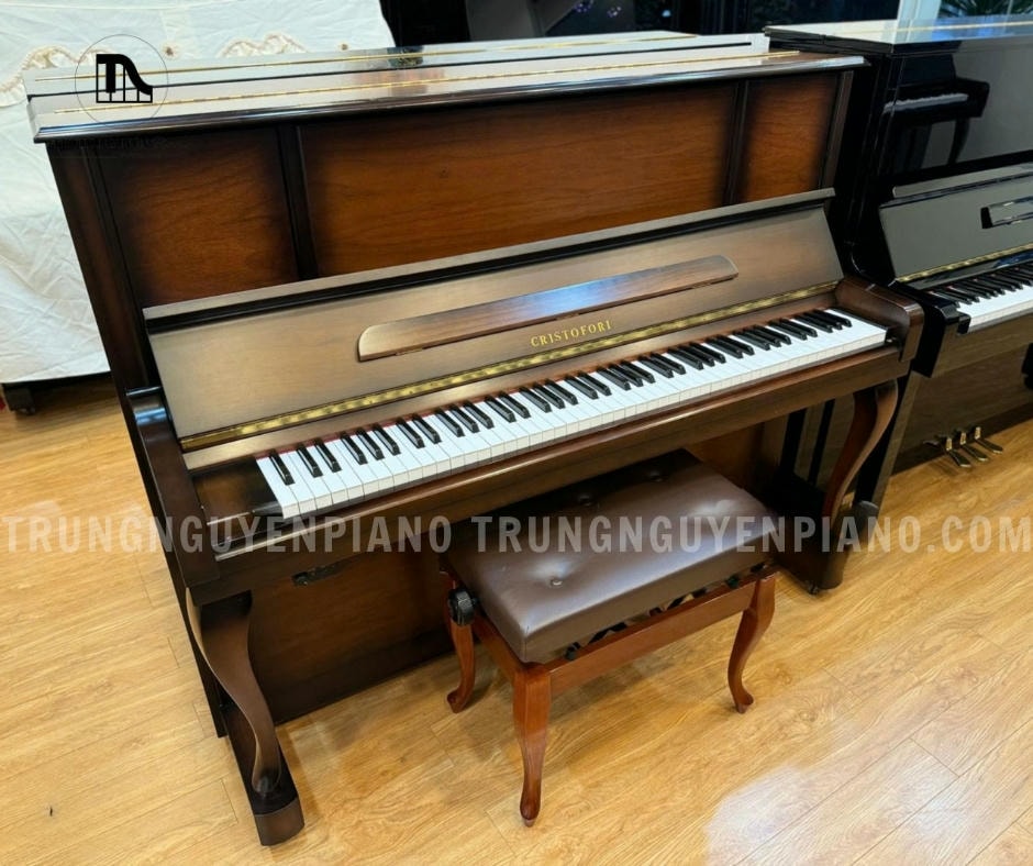 Đàn piano Cristofori CR121 mang kiểu dáng chân cong theo phong cách cổ xưa phương Tây