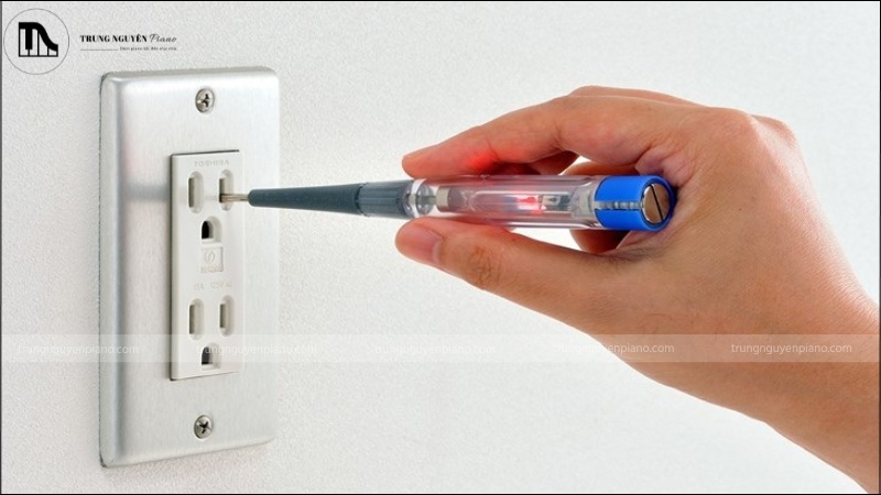 Kiểm tra nguồn điện của piano điện