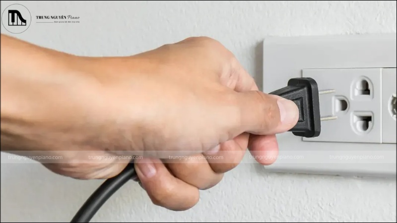 Kiểm tra phích cắm của đàn piano điện