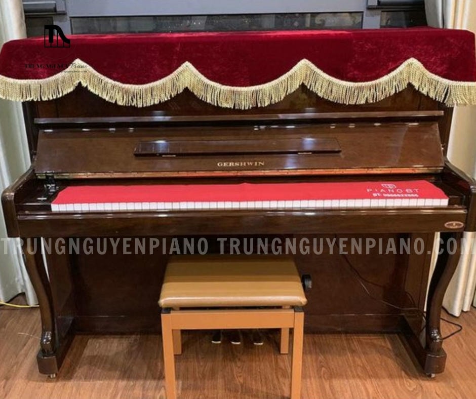 Đàn Piano Gershwin NO 500A sở hữu thiết kế upright cổ điển với chân cong, tạo nên vẻ đẹp sang trọng và tinh tế