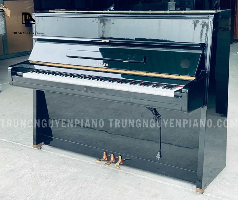 Đàn piano Kaiser K10 được làm từ gỗ nguyên khối, toát lên vẻ lịch lãm