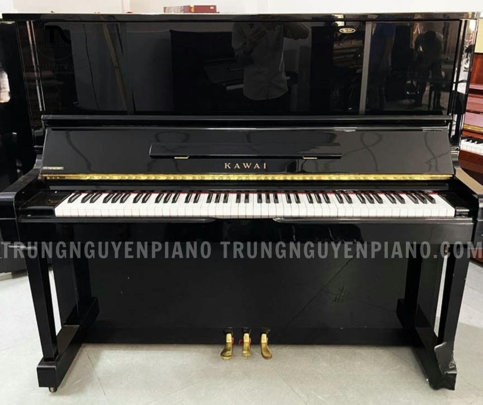 Đàn piano Kawai K60 sở hữu thiết kế upright piano truyền thống với lớp vỏ gỗ cùng lớp sơn bóng sang trọng