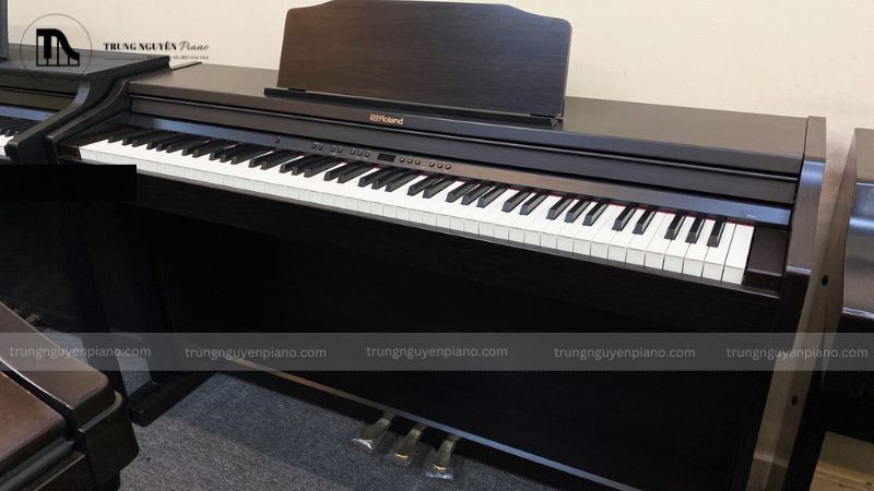 Đàn piano màu đen Roland RP-501R