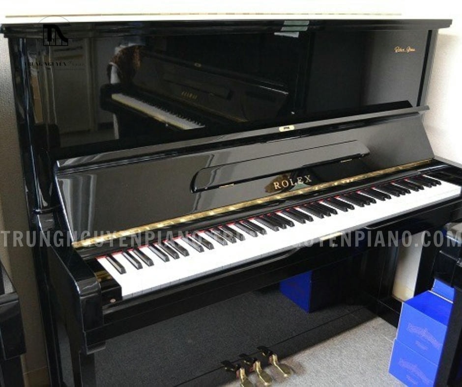 Chi tiết trang trí tinh tế ở mặt trước đàn piano Rolex KR27