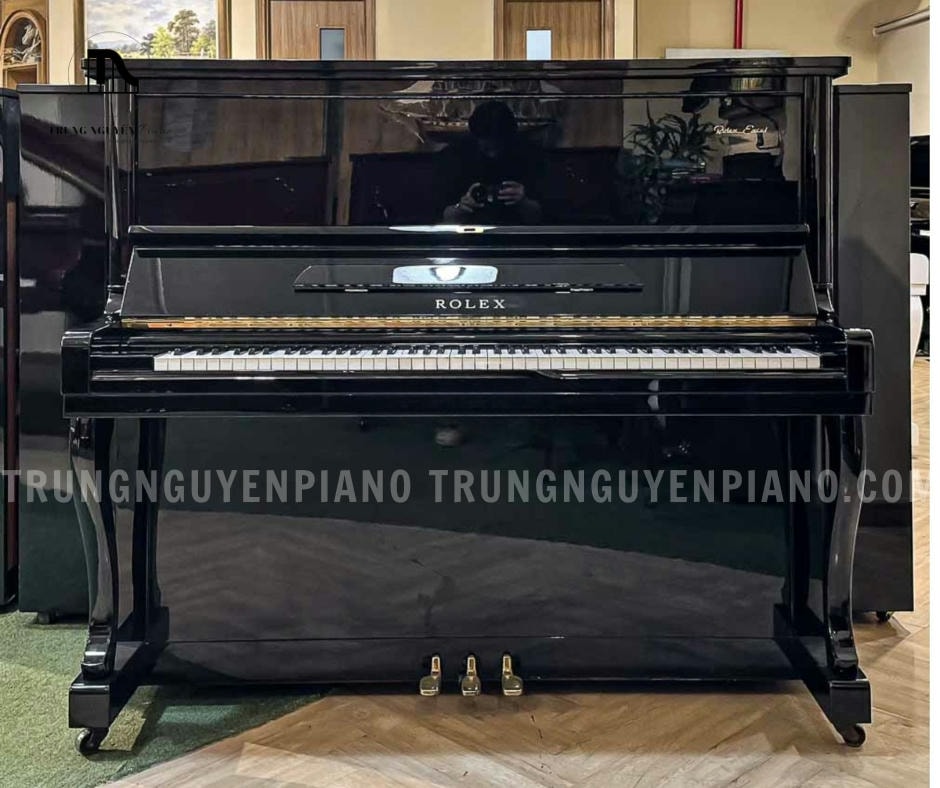 Đàn piano Rolex KR33 mang thiết kế upright piano cổ điển với thùng đàn làm từ gỗ gụ đánh bóng