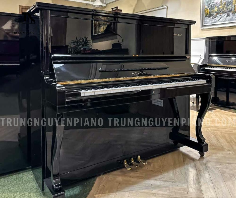 Đàn piano Rolex KR33 có các chi tiết chạm khắc tinh xảo