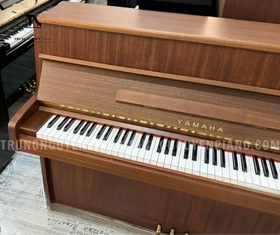 Đàn Piano Yamaha M1A mang đến âm thanh sống động, rõ nét, nhờ cấu trúc vững chãi với trụ gỗ cứng và khung gang