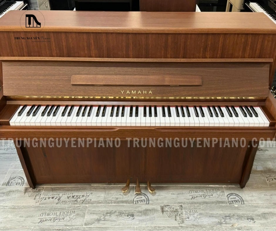 Đàn Piano Yamaha M1A có kích thước nhỏ gọn, thiết kế thanh lịch cùng màu gỗ walnut