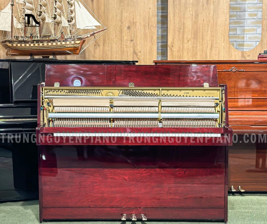 Vỏ đàn piano Yamaha MC108 được hoàn thiện với lớp sơn màu nâu gỗ óc chó sang trọng