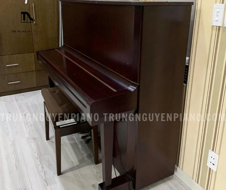 Đàn Piano Yamaha U5A 3 Đàn Piano Yamaha U5A được chế tạo từ gỗ tự nhiên cao cấp, U5A mang vẻ đẹp cổ điển và tinh tế, dễ dàng hòa hợp với nhiều không gian nội thất khác nhau.